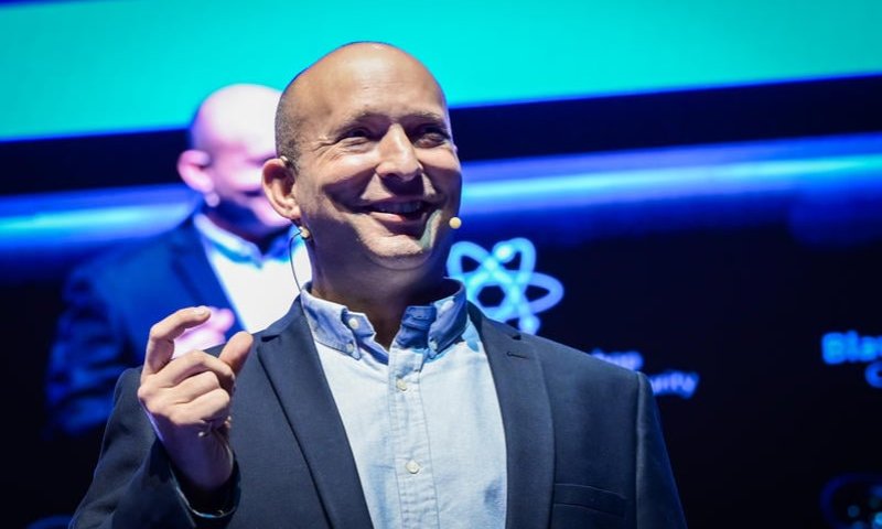 אחרי שהכחיש: זה מה שנמצא בטלפון של בנט שנפרץ