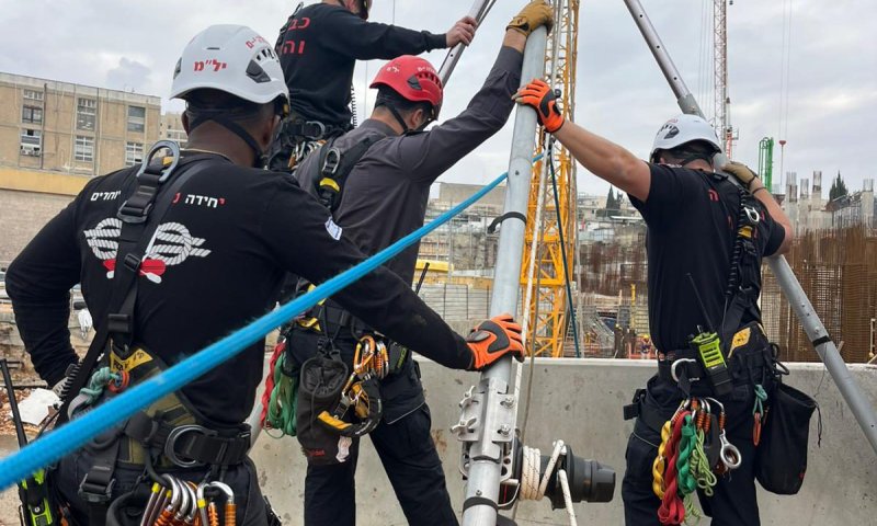 חילוץ דרמטי בירושלים: פועל נפל לבור בעומק של כ-30 מטרים