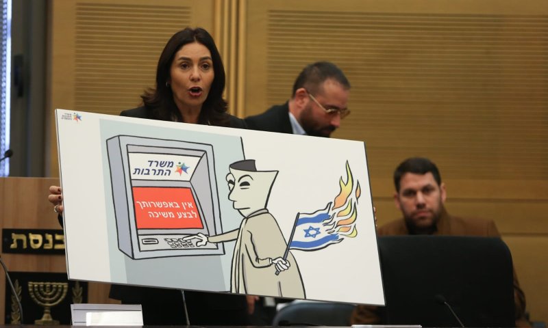 בעקבות ההצהרה של רגב, כתבי הכנסת פתחו במחאה