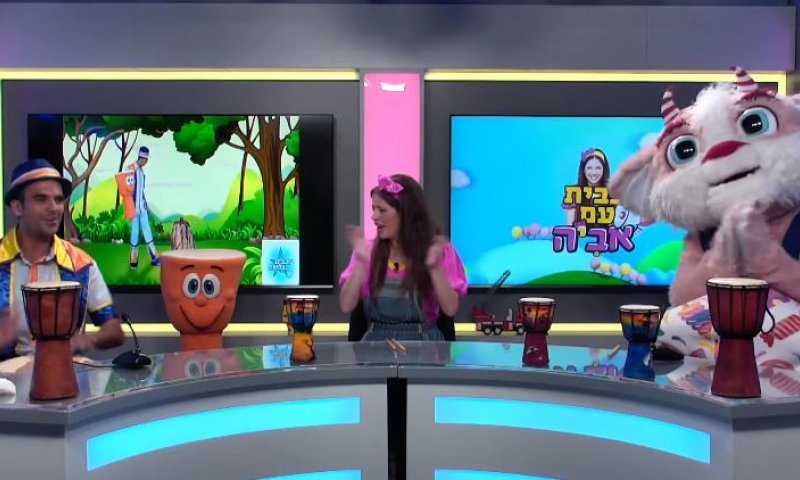 בבית עם אביה: לומדים לתופף על הכל עם אדמימו