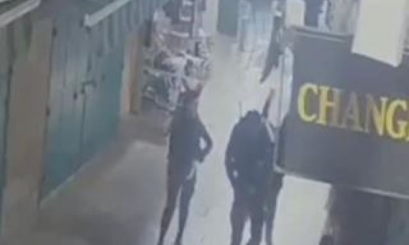 שולף, דוקר ונורה: תיעוד פיגוע הדקירה בירושלים.צפו