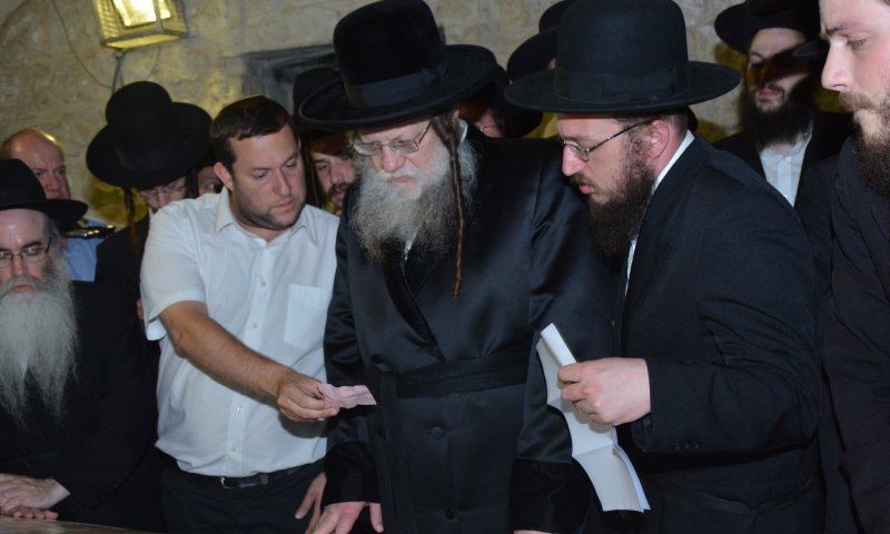 צפו: האדמו"ר ממודז'יץ בתפילה בקבר יוסף