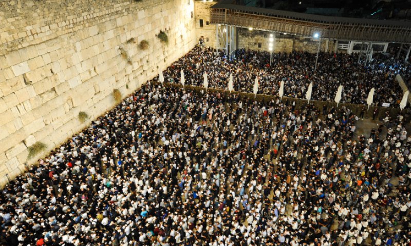 סליחות בכותל עם רבבות עמך ישראל לפני יום הדין