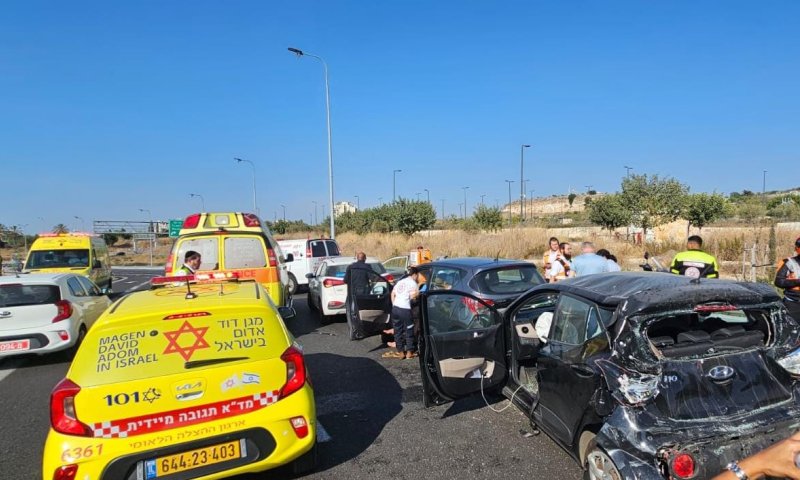 3 פצועים בתאונה בין אוטובוס ו-5 כלי רכב סמוך לאלעד