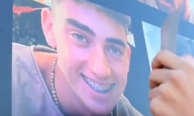 מצמרר: החטוף ששוחרר כיסה את תמונתו בקיר החטופים