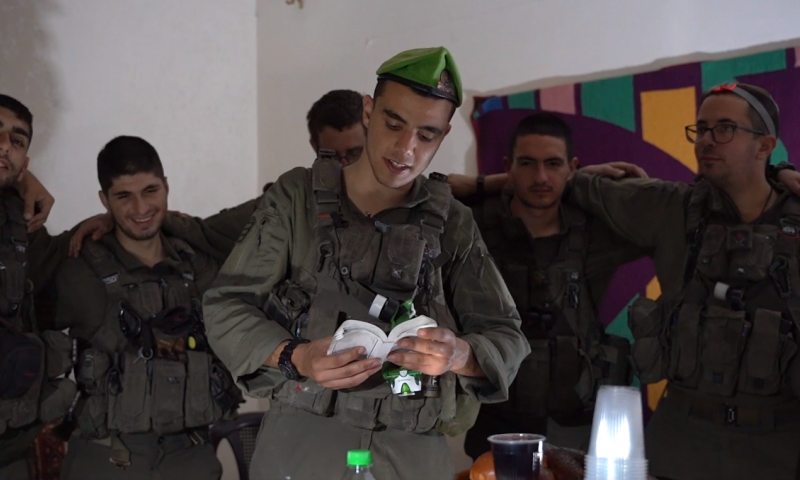 רגע של מנוחה: לוחמי הנח"ל קיבלו את השבת | צפו