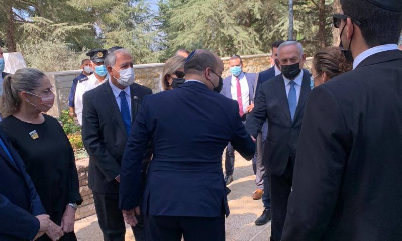 באזכרה לשמעון פרס: לחיצת יד בין בנט לנתניהו