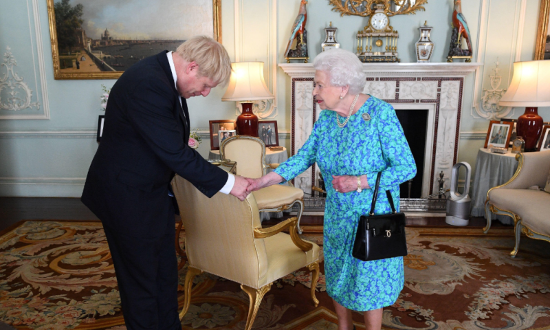 רשמית: בוריס ג'ונסון הושבע כראש ממשלת בריטניה