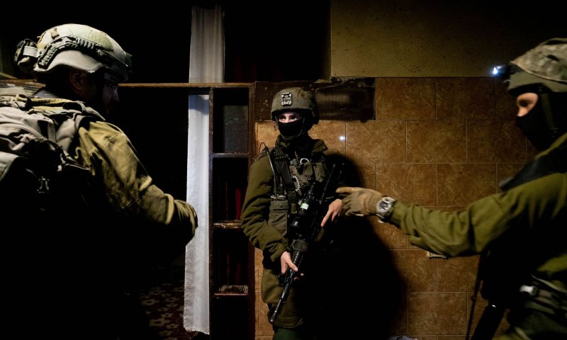 כוח צה"ל עצר הלילה חמישה מבוקשים | תיעוד