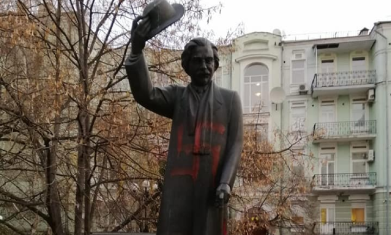 אוקראינה: פסל של שלום עליכם הושחת בצלבי קרס