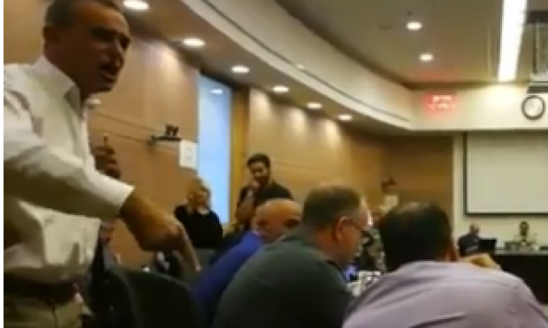 זחאלקה התפרע ונזרק מהישיבה; צפו בסערה