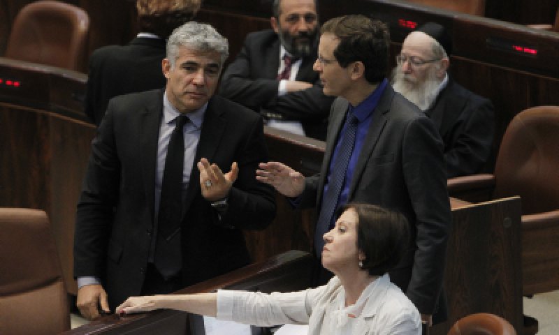 לפיד להרצוג: "בושה"; הרצוג: "משרת את ביבי"