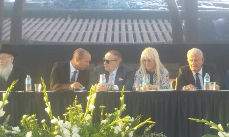 ליד שלדון אדלסון, בנט תוקף את מדיניות הממשלה