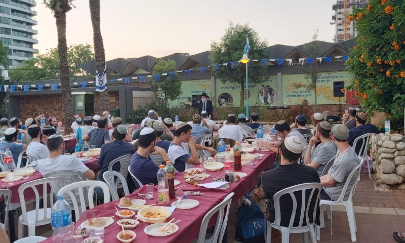 לראשונה אחרי חודשיים: תלמידי ישיבת רמת גן התאחדו בשיעור של הרב קוק