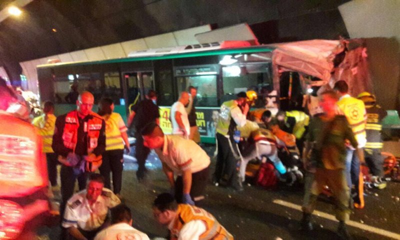 אוטובוס התנגש בקיר של מנהרות הכרמל: הרוגה ועשרות פצועים