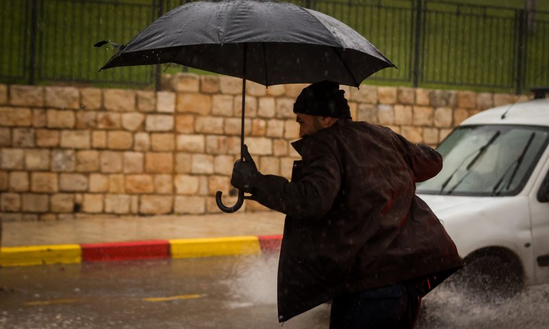 אמצע הקיץ? גשם שוטף ירד באגמון החולה