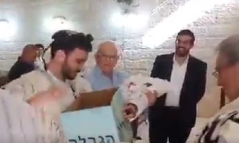 דרך מקורית: האורחים בחרו את השם של התינוק בברית