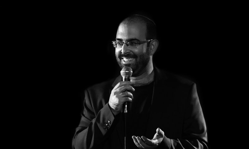 צפו: אמיר מויאל במחרוזת של משחקי מילים