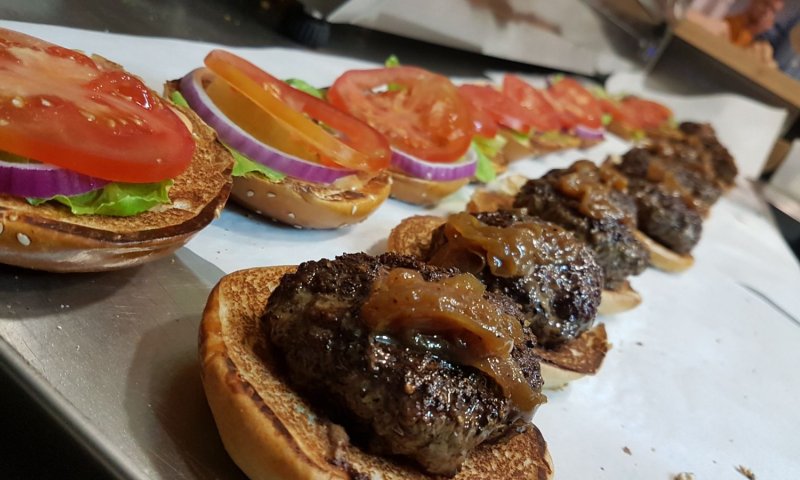 ממפיס: ההמבורגר בעל החזון| ביקורת מסעדות