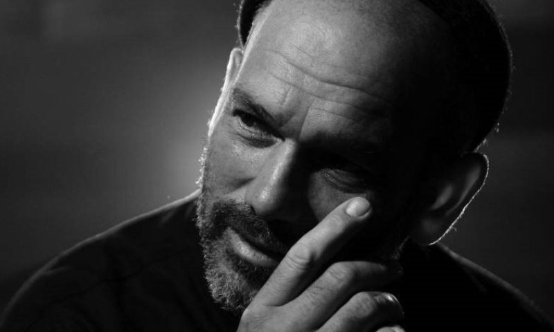 אקרא ליופי: הסינגל החדש של יונתן רזאל