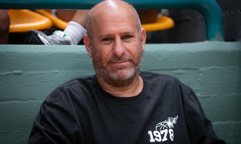 חנוך דאום מתפוצץ: "של נעליך כשאתה מדבר עליהם"