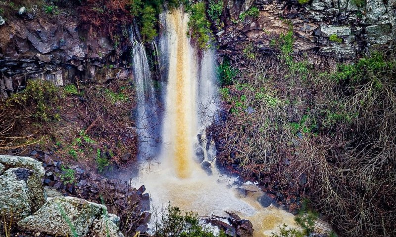 מרהיב: מפל עיט ברמת הגולן שוצף ממים