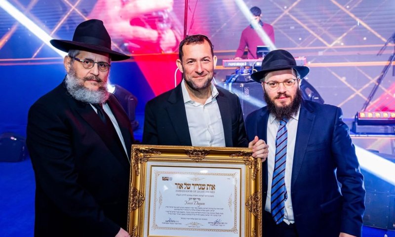 באירוע הענק: "שגריר של אור" של חב"ד הוענק ליוסי דגן