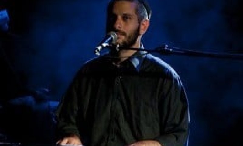 אביתר בנאי ממגנט את הקהל במופע שכולו ענווה