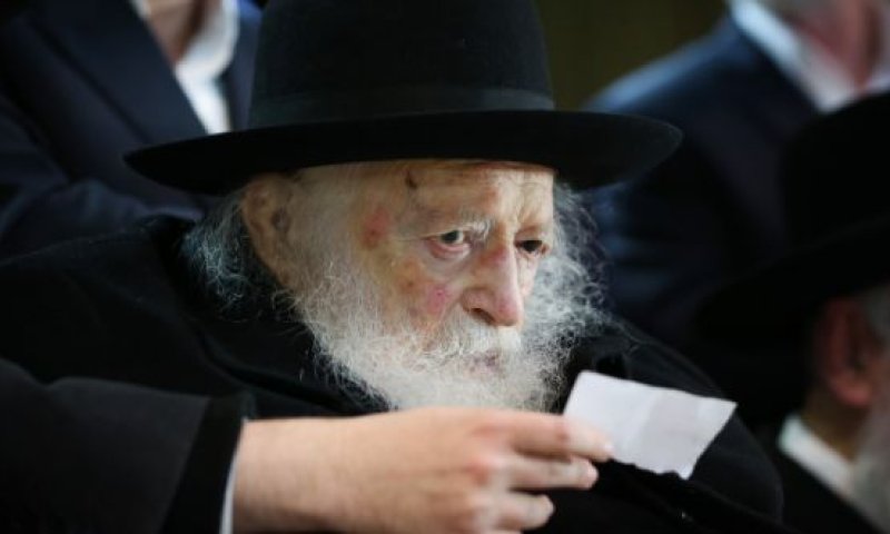 הרב קנייבסקי: כתיבת ספר תורה &ndash; סגולה מימי הבעל שם טוב לאחדות ישראל ולעצירת התפשטות מגיפות