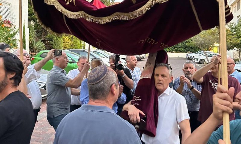 סופר הסת"ם הופתע: מסורת שונה בספר תורה בן 800 שנה