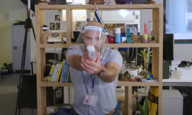 צפו: אהוד מונה לנאמן קורונה ולוקח זאת ברצינות