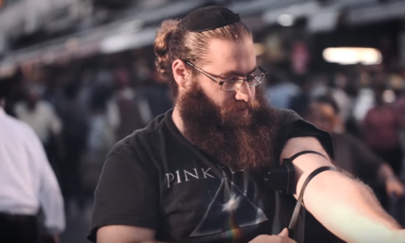 'הנחת תפילין היום'? חב"ד מפתיעים גם במוזיקה