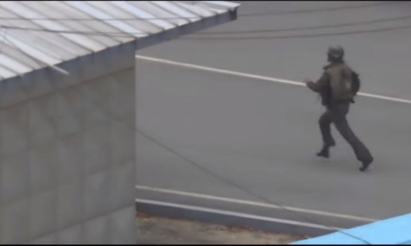 צפו: חייל בצבא צפון קוריאה נמלט מארצו תחת אש כבדה