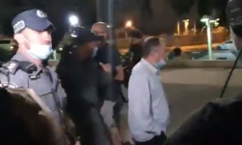 אמנון אברמוביץ' הותקף וחולץ ע"י שוטרים. צפו