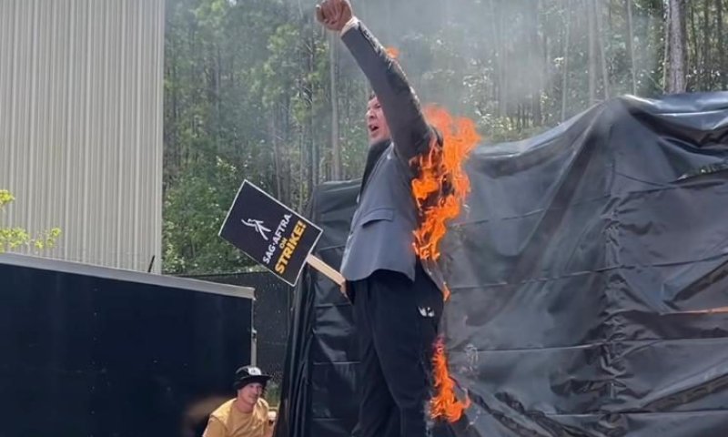 בעקבות השביתה: כפיל 'אינדיאנה ג'ונס' העלה את עצמו באש