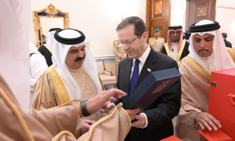 הרצוג העניק למלך בחריין מזוזה: "מסר של ידידות"