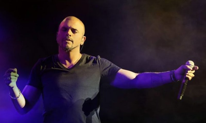 האזינו: אייל גולן מנסה לשיר בסגנון של מוקי?