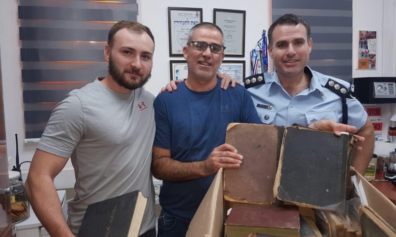 רגע לפני שנמכרו: המשטרה הצילה ספרי קודש נדירים