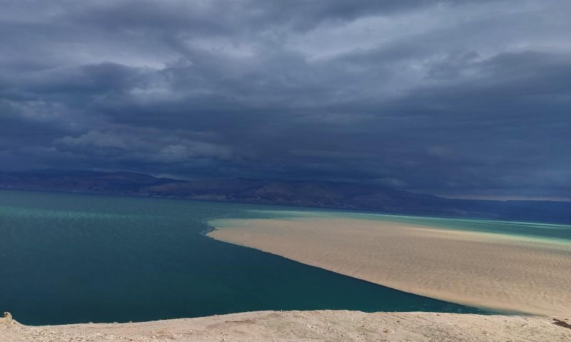 מדהים: נחל דרגה צובע בחום את ים המלח