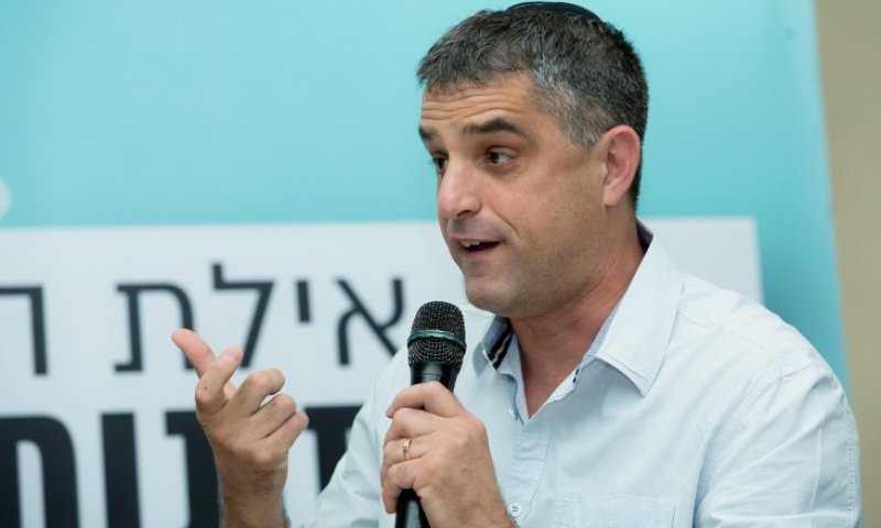 עם מקל: צפו בתקיפת הכתב הסרוג של חדשות 13