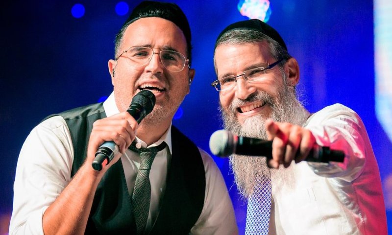 צפו: המחווה המרגשת של יעקב שוואקי לאברהם פריד