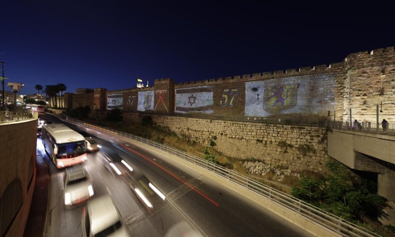לכבוד יום ירושלים: סמלי העיר הוארו בדגלי ישראל