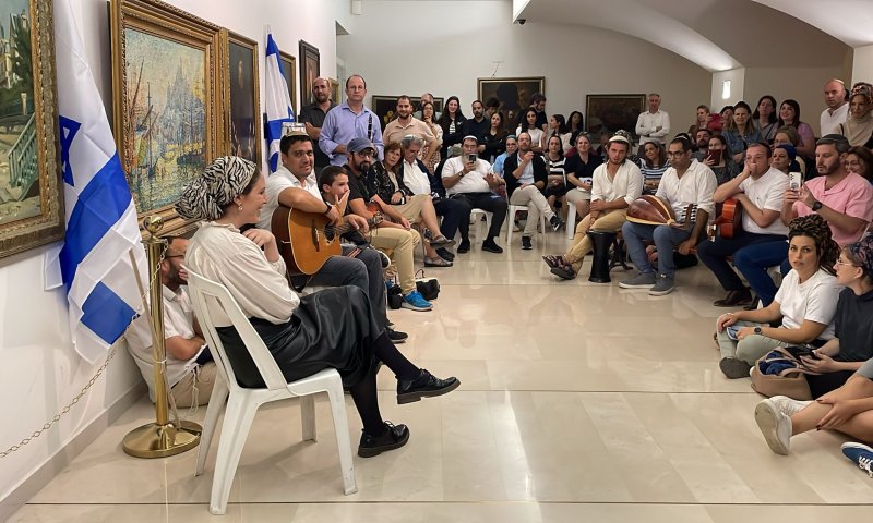 צפו: מלווה מלכה לרפואת שני הלוחמים שנלחמים על חייהם