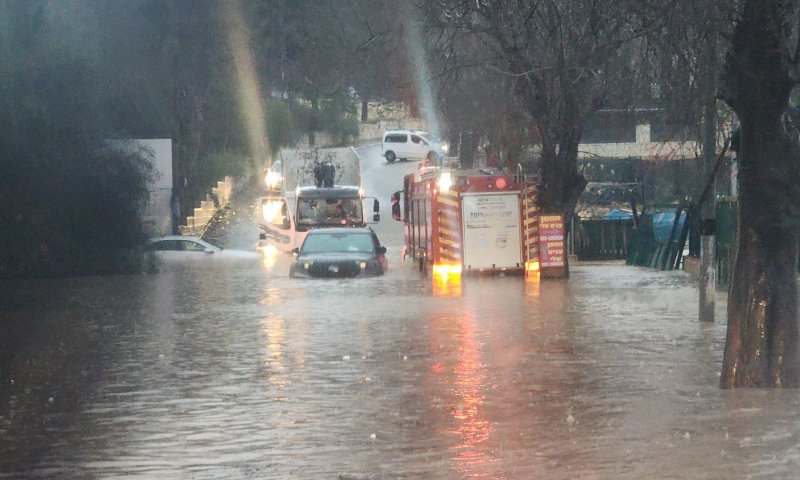 עדכונים מהסערה: מחסום המנהרות הוצף, זוג חולץ מרכב באבו גוש