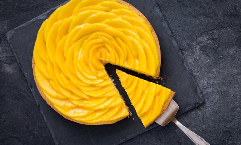 רק נראת מסובכת: כך תכינו עוגת מנגו מרהיבה. צפו