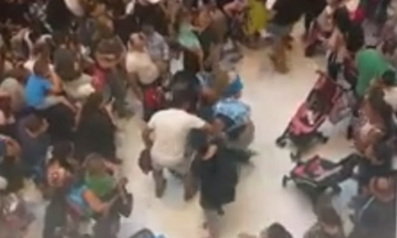 צפו: הנשים התקוטטו; יובל המבולבל עצר את ההופעה