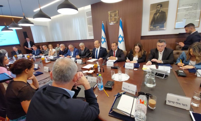 שבוע אחרי החשיפה: כך יושב גנץ בישיבת הממשלה