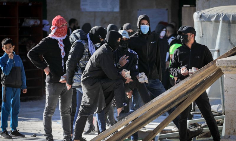 זיקוקים ואבנים: פורעים ערבים מתבצרים בהר הבית