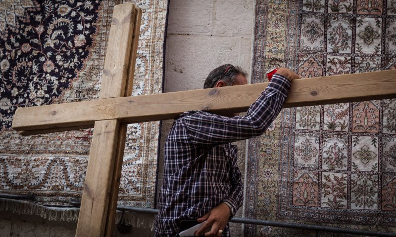 ואם יגאל גואטה היה הולך לכנסייה של אחיין שלו?