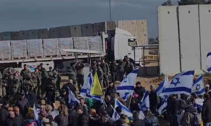 חרף הנחיית האלוף: פעילי צו 9 חסמו את המשאיות